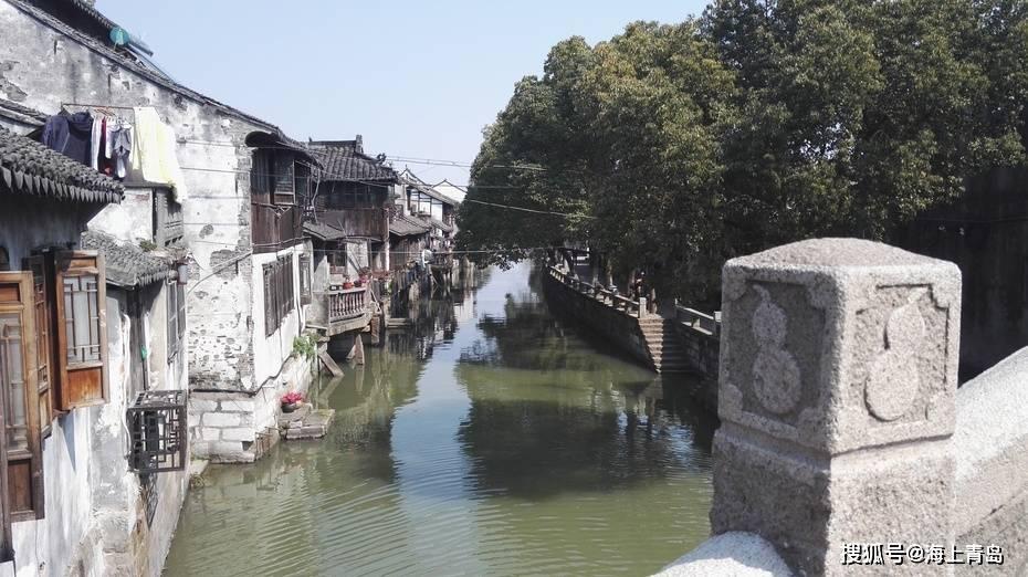 闫立军与刘畅为周延龙开启中国经济新闻人物（2023-2024）奖项